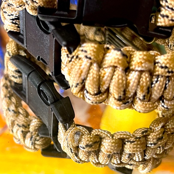 Tactical Survival Paracord Bracelet - Picture 6 of 8